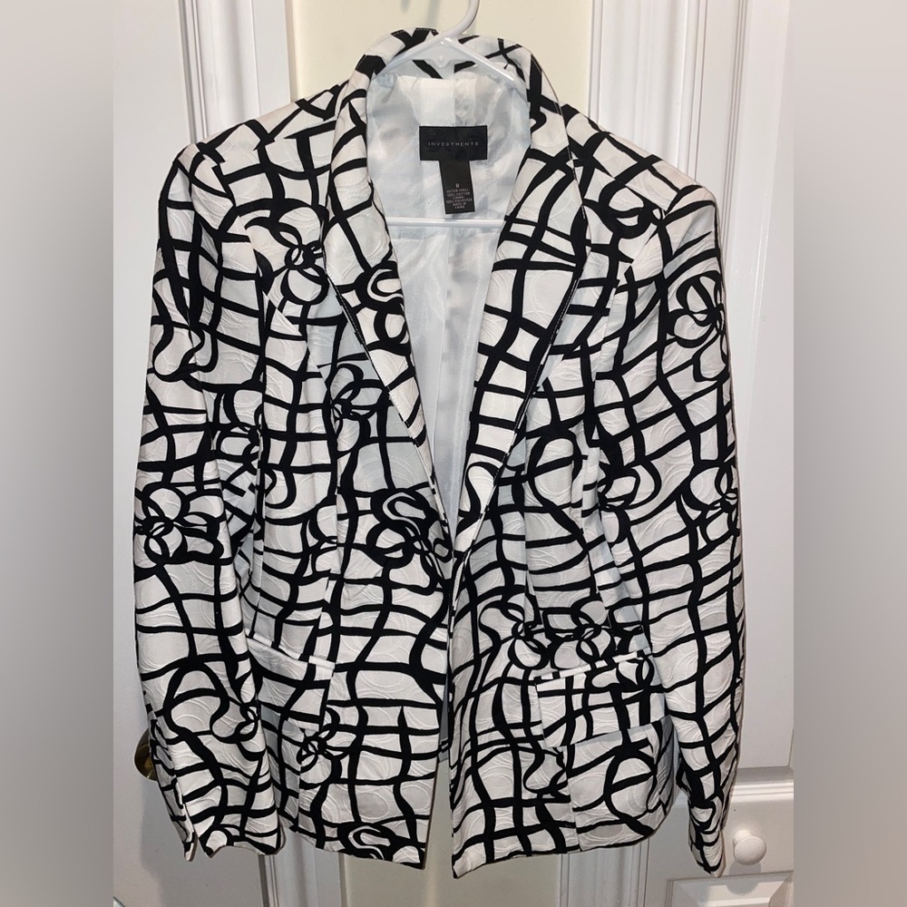 Investments Women’s Jacket Size 8. Classic black and white color scheme!